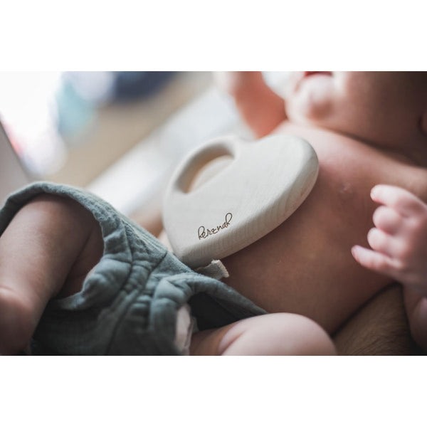 Baby Rasselgreifling “herznah” | Holzrassel und Klangspielzeug