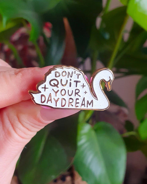 Anstecknadel Swan "Don't Quit Your Daydream" Weißer Schwan Emaille