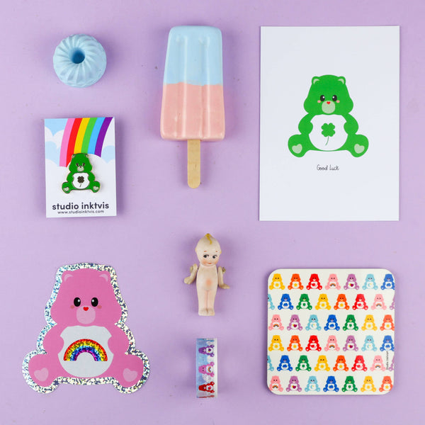 Anstecknadel Care Bear | Glücksbärchi grün Kleeblatt Pin
