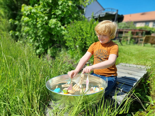 Wasserspielzeug Segelboote aus Holz und Stoff