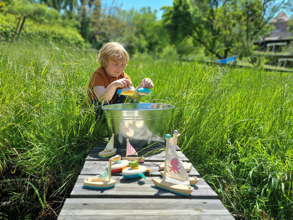 Wasserspielzeug Segelboote aus Holz und Stoff