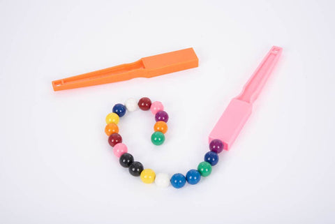 Set mit Magnetstäben und farbigen Murmeln
