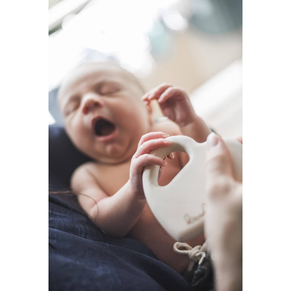 Baby Rasselgreifling “herznah” | Holzrassel und Klangspielzeug