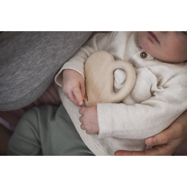 Baby Rasselgreifling “herznah” | Holzrassel und Klangspielzeug