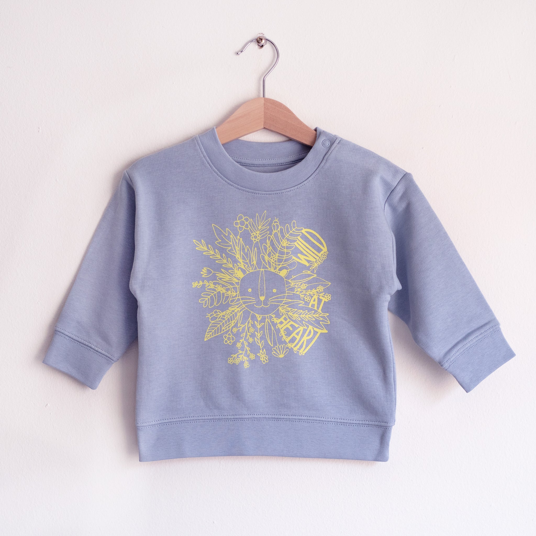 Baby & Kinder Sweatshirt *WILD AT HEART* Löwe - serene blue